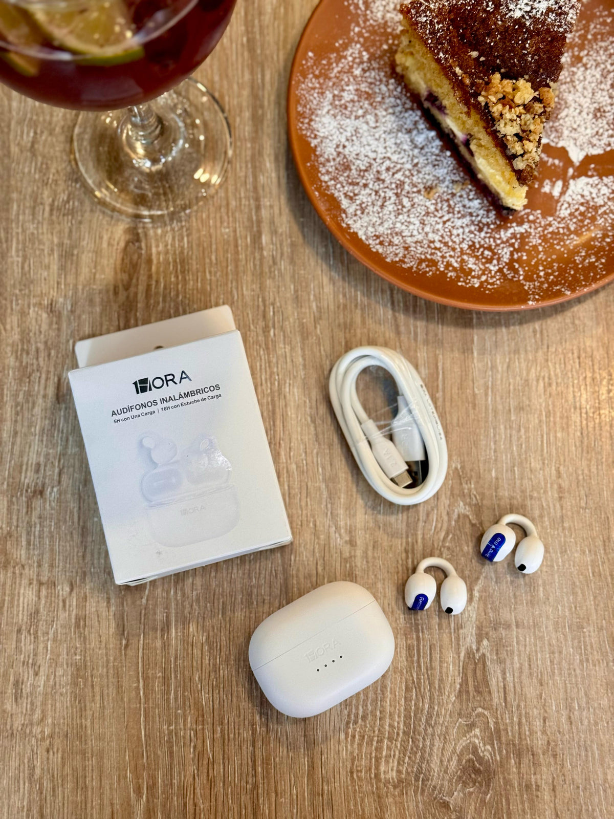 AUDÍFONOS INALÁMBRICOS AUT210 1HORA 🎧✨ + Obsequio: Cubo protector para la carga