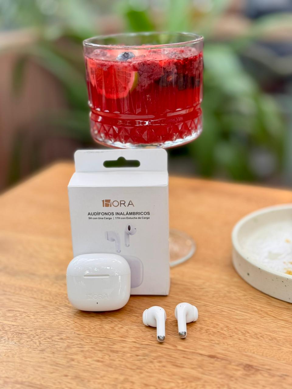 AUDÍFONOS INALÁMBRICOS AUT203 1HORA 🎧✨ + Obsequio: Cubo protector para la carga