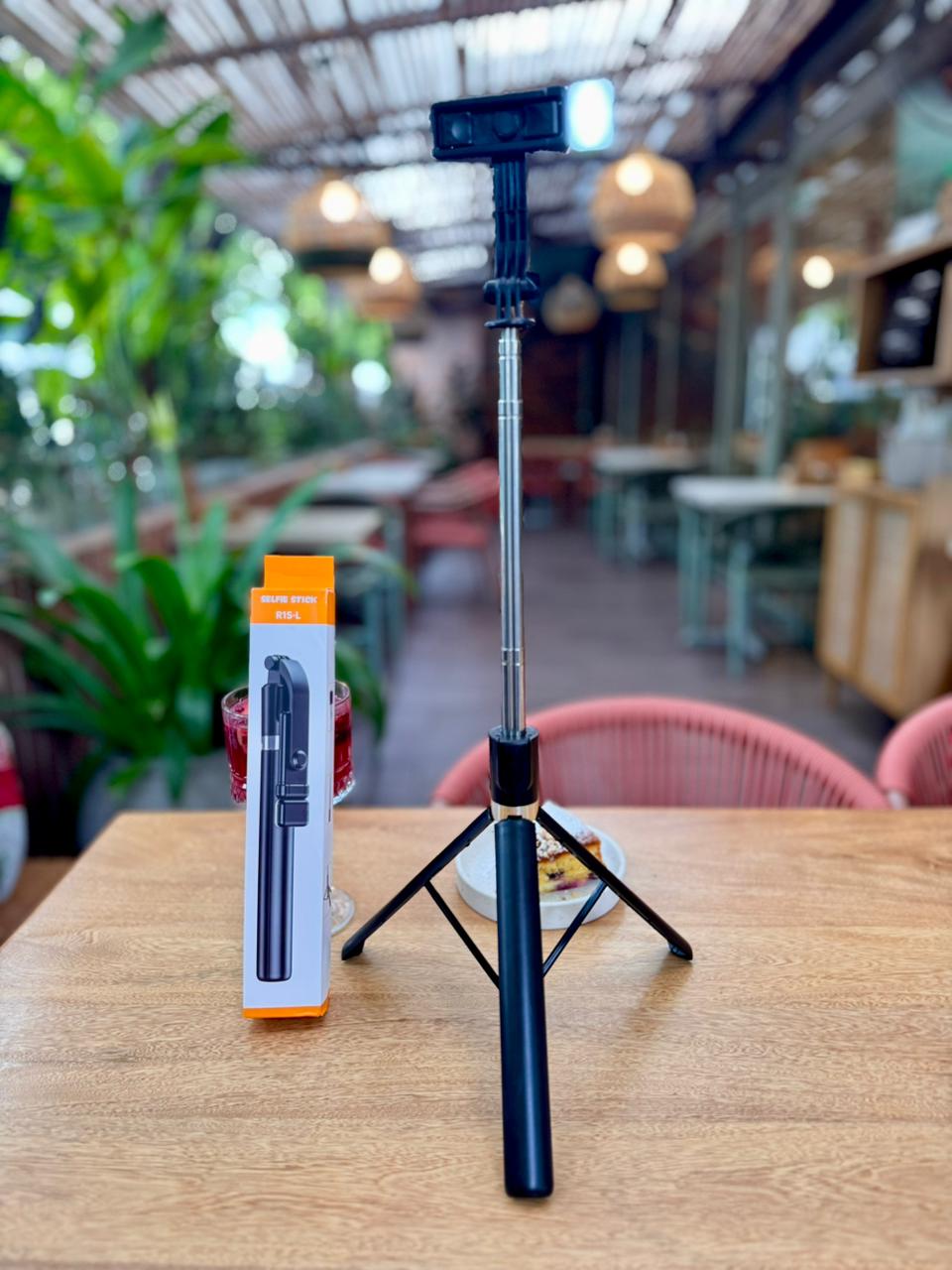 📱✨ Selfie Stick R1S-L con trípode y luz LED