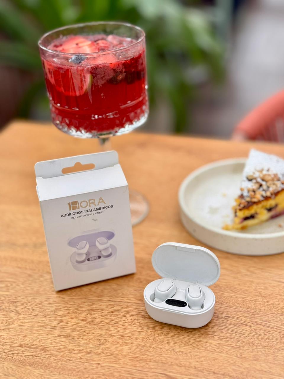 AUDÍFONOS INALÁMBRICOS AUT114 1HORA 🎧✨  + Obsequio: Cubo protector para la carga