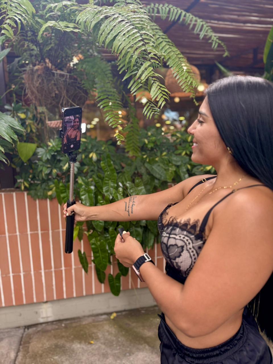 📱✨ Selfie Stick R1S-L con trípode y luz LED